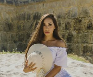 Imagine detaliată cu mâini așezate calm pe genunchi