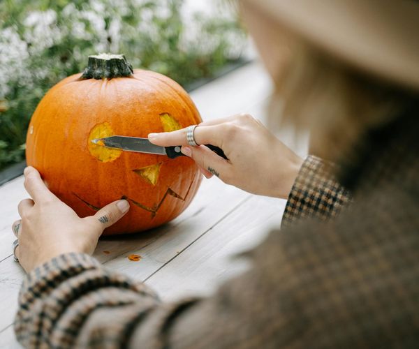O femeie așezată pe podea într-o poziție de meditație