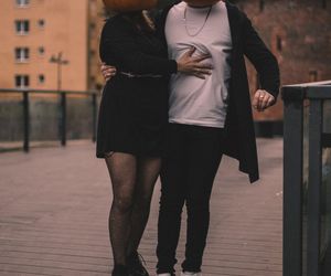 O siluetă feminină efectuând o mișcare de stretching