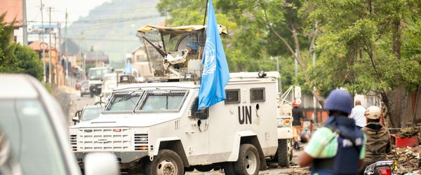 Un interior de studio minimalist cu lumină naturală